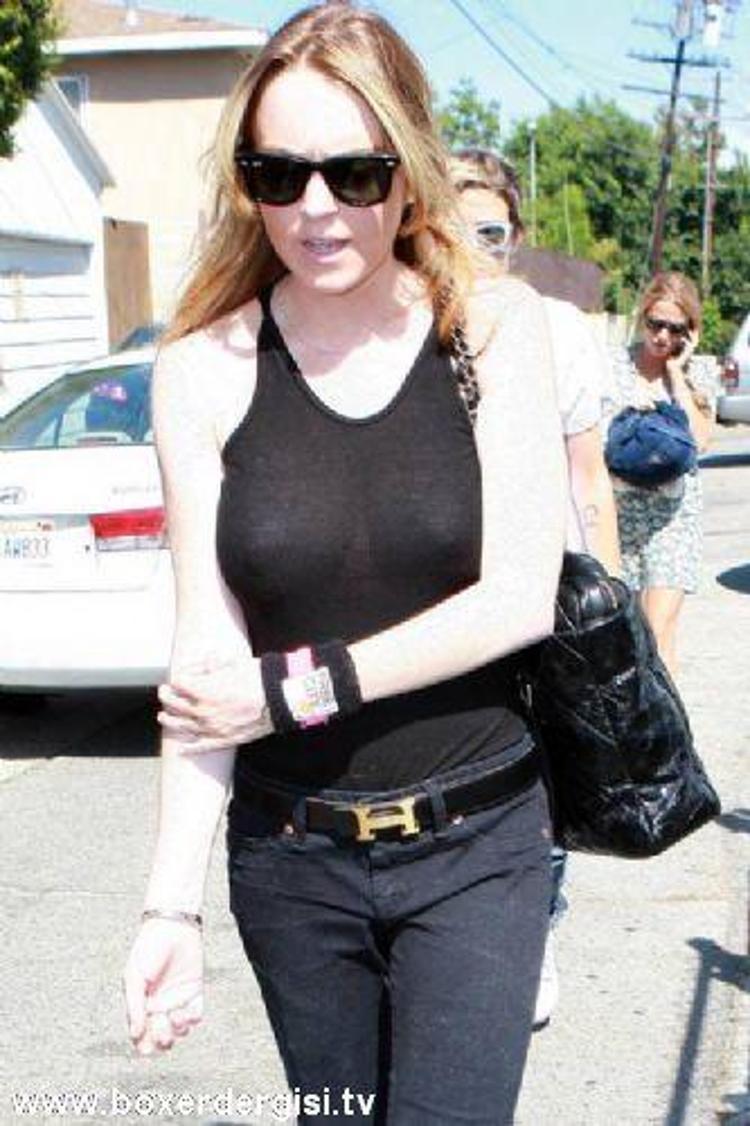 Lindsay Lohan sütyensiz bir şekilde transparan bluzunu giyip kendini sokağa atıyor