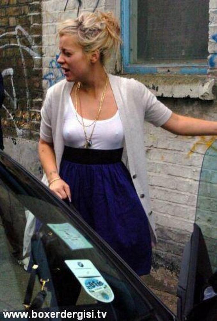 Lilly Alen sütyensiz ve yarı transparan kıyafetiyle