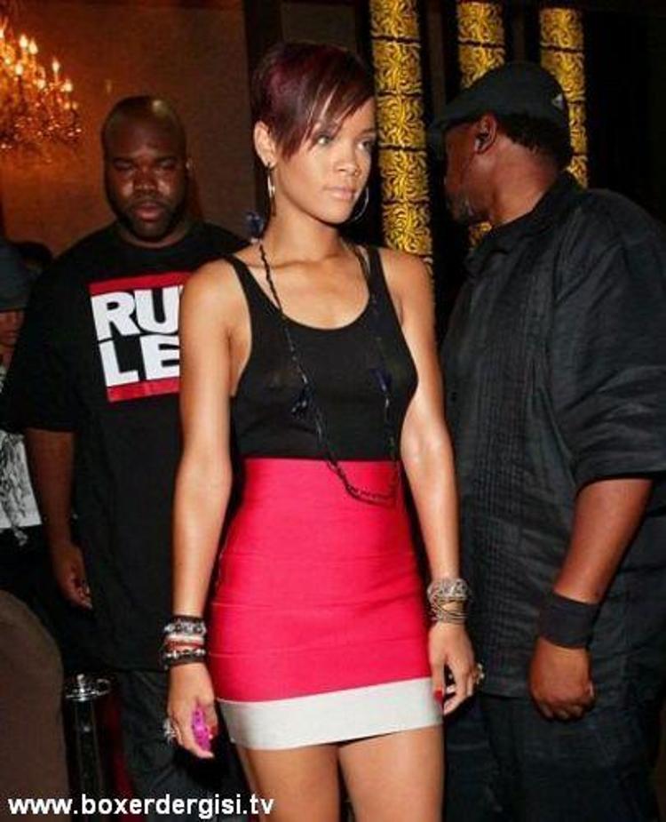 Rihanna ve skandal yaratan sutyensiz resimleri