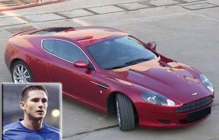 Modern klasik olarak nitelendirilen Aston Martin DB9 kullananlar ise: Frank Lampard, Glen Johnson ve Jeremy Clarkson.