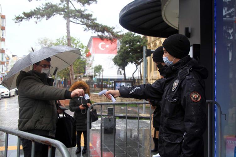 Hafta sonu ve hafta içi sokağa çıkma yasaklarıyla ilgili flaş açıklama Yasak saatleri değişiyor... Pazar günü yasağı kalkıyor... Pazartesi günü...