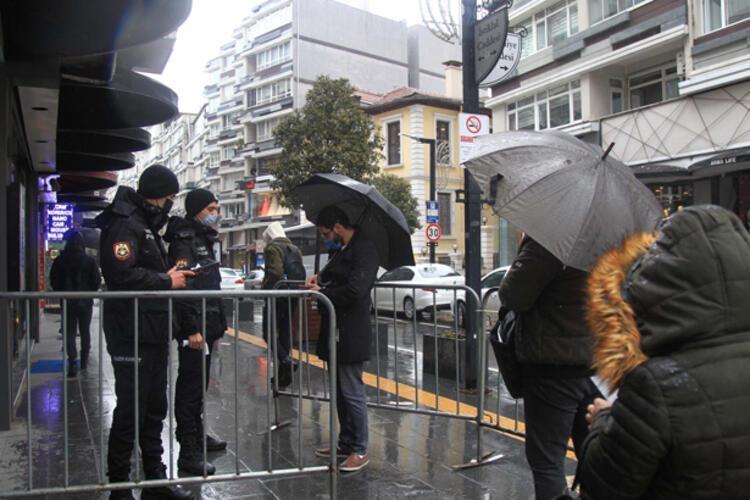Hafta sonu ve hafta içi sokağa çıkma yasaklarıyla ilgili flaş açıklama Yasak saatleri değişiyor... Pazar günü yasağı kalkıyor... Pazartesi günü...
