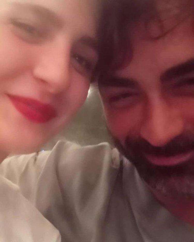 Naz Çağla Irmak ile Sarp Levendoğlundan aşk pozu