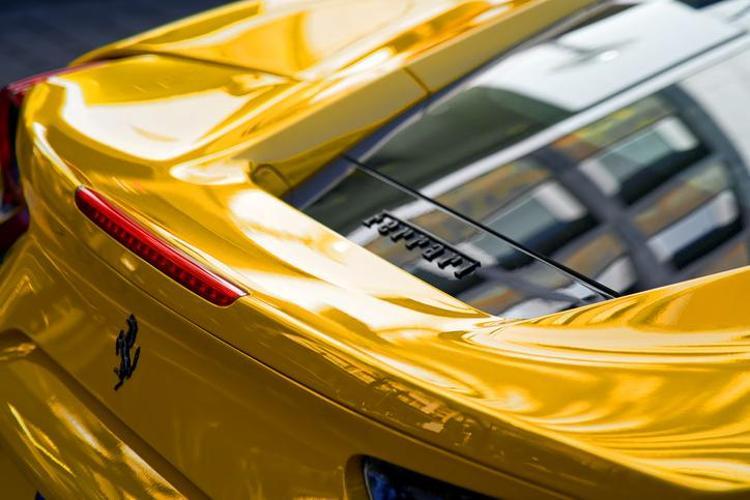 FERRARI VE LAMBORGHINI 1’ER ADET SATILDI