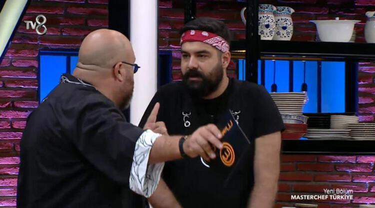MasterChef Türkiye 28 Eylül Salı akşamı ekrana gelen son bölümdeki dokunulmazlık oyunu sırasında, yarışmacılardan Arazın oyundan çekilmek istemesi Şef Somer Sivrioğlunu çileden çıkardı.