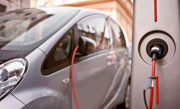Elektrik destekli otomobiller Türkiyede de yükselişini sürdürüyor. Türkiyede 2020 yılı Ocak-Ağustos döneminde 10 bin 314 Hibrit ve 223 elektrikli araç satılırken bu rakam 2021 yılı aynı döneminde 32 bin 885 hibrit ve 1196 adet elektrikli satışı gerçekleşti.