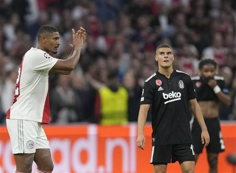 Voetbal International dergisi ise Ajaxın Şampiyonlar Liginde hırpalanmış Beşiktaşa karşı çıkışını sürdüğünü vurgulayarak...
