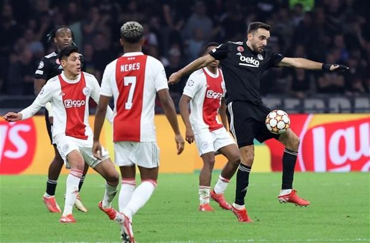 43. dakikada Haller’in attığı golle 2-0 geriye düşen Beşiktaş, gücü yettiği kadar hem savunma yaptı hem de gol bulmaya çalıştı.İkinci yarıda ise Ajax, skorun verdiği avantajla oyunu kontrol altında tutmaya çalıştı.