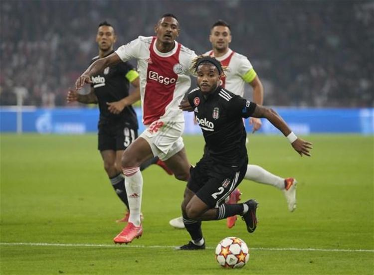 17. dakikada Berghuis’in ayağından gelen gol, eksik Beşiktaş karşısındaki Ajax’ın tarihi bir skor yakalamasını mı haberdar ediyordu derken, Beşiktaş taktiksel olarak yapılmasını gerekeni yapmaya çalışıyordu.