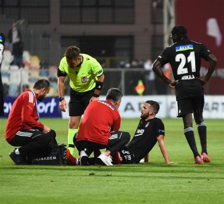 A Sporda yer alan habere göre; Beşiktaşta Atiba, Pjanic, Oğuzhan Özyakup, NKoudou, Montero, Mehmet Topal kesin olarak Ajax maçında oynamayacaklar. Ghezzalın durumu için maç saati beklenirken...