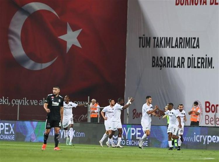 Beşiktaşta mücadele boyunca etkisiz bir performans gösteren Gökhan Töre, 76ncı dakikada kenara geldi. Gökhanın yerine Umut Meraş oyuna dahil oldu. Umut Meraş, siyah-beyazlı formayla ilk resmi maçına Altay karşısında çıktı.
