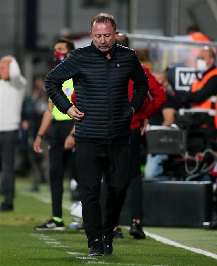 Karşılaşmanın 32nci dakikasında Beşiktaşta sakatlık şoku yaşandı. Arka adalesinde ağrı hisseden tecrübeli futbolcu kenara geldi. Deneyimli orta sahanın yerine Güven Yalçın oyuna dahil oldu.
