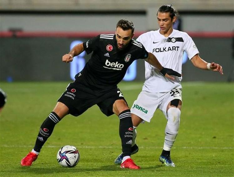 Beşiktaşta Kenan Karaman karşılaşmanın 20nci dakikasında topu ağlara gönderdi. Pjanicin ortasında kafa vuruşu yapan milli futbolcunun filelerle buluşan meşin yuvarlağı elle oynama gerekçesiyle VAR tarafından geçersiz sayıldı.