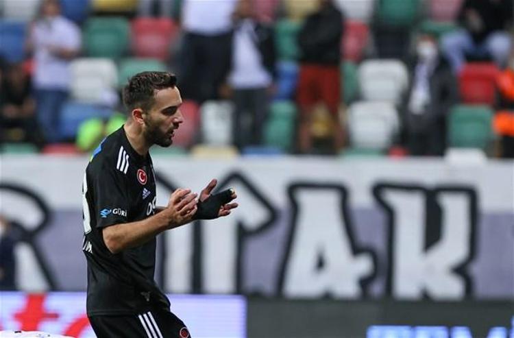Güvenin gol sevinci yıldız futboluya benzetildi. İşte Altay - Beşiktaş maçında yaşananlar... Beşiktaşın Kanadalı futbolcusu Atiba Hutchinson, Altay maçıyla birlikte Beşiktaş formasıyla kariyerindeki 300üncü maçına çıktı.