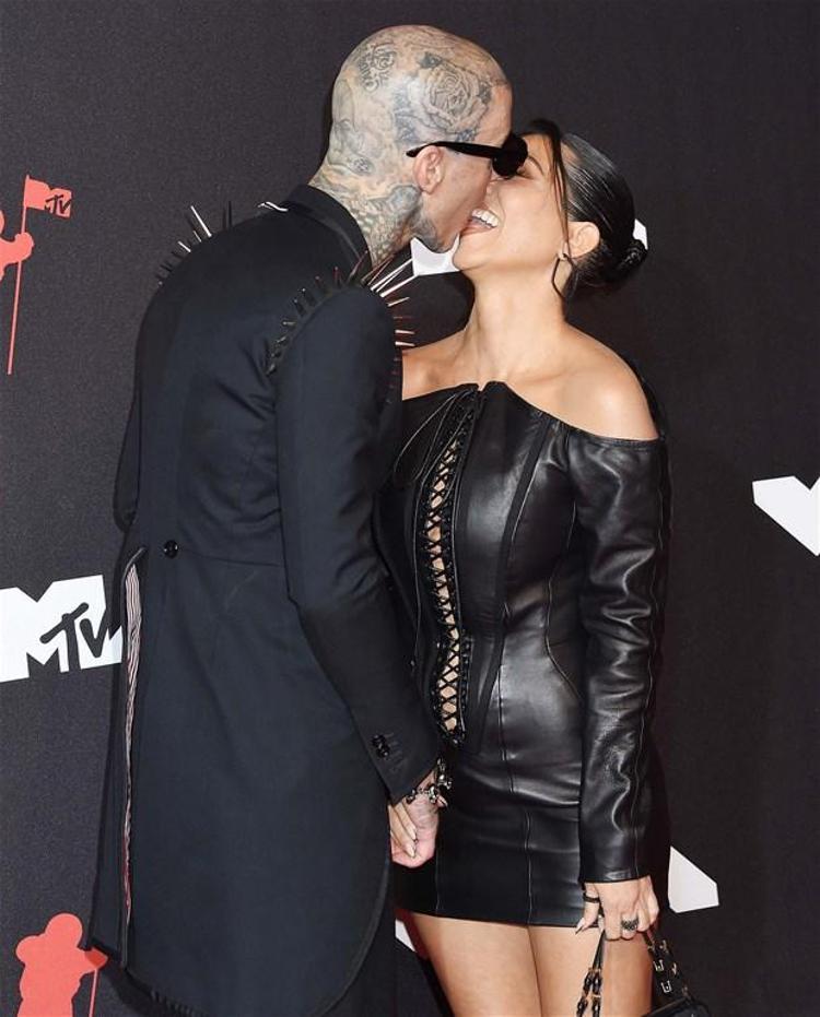 Machine Gun Kelly ile Megan Fox geceye damga vurdu