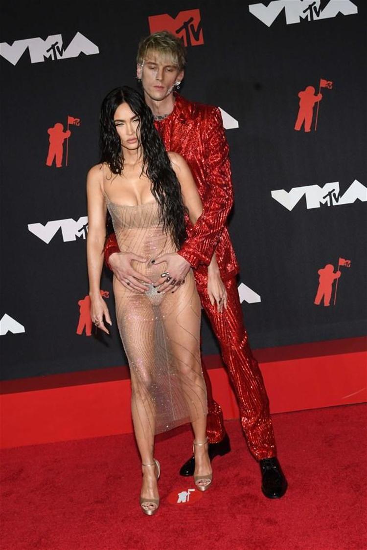 Machine Gun Kelly ile Megan Fox geceye damga vurdu