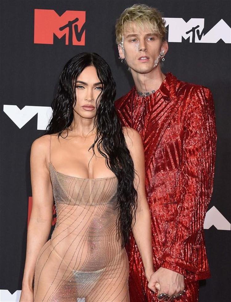 Machine Gun Kelly ile Megan Fox geceye damga vurdu