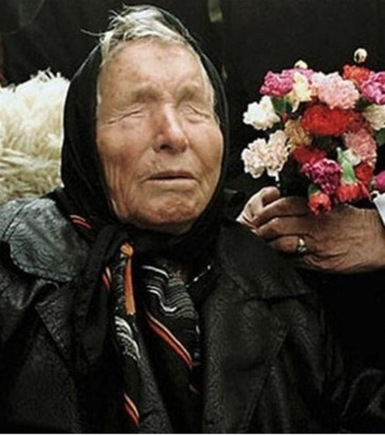 Baba Vanga olarak bilinen kör mistik, takipçilerinin çoğu tarafından 16. yüzyıl kahini Nostradamus ile eş kabul ediliyor. 1911 doğumlu Bulgar mistik Vangeliya Pandeva Gushterova, daha önce Rus denizaltısı Kurskun batacağını tahmin etmişti. Takipçileri şimdi de Baba Vanganın ölümcül koronavirüs pandemisini öngördüğünü iddia ediyor.