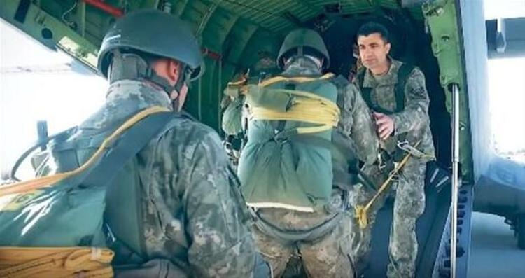 Paraşütçü komandolar Kıbrıs Barış Harekatı’nın başarılı olmasında büyük rol oynamıştı. Harekat boyunca 76 şehit veren birlik, bu tarihin mirasçısı olarak Türk milletine hizmet vermeye devam ediyor. Barışın en büyük teminatı olmaya da devam edecekler.