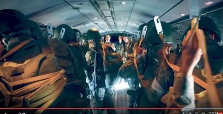 Hava harekatı öncesinde; atma sahasının hazırlanması, işaretlenmesi, emniyete alınması gibi kontrol yapılıyor. Yüksek irtifalardan atlayacak komandolar tek tek önce bu işlemlerden geçiyor.