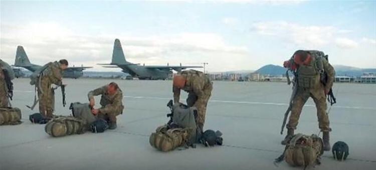 Harekatların vazgeçilmez timleri paraşütçü komandolar, düşmanın geri bölgesine hava harekatı yapmadan önce atlayış için hazırlıklar yapıyor.