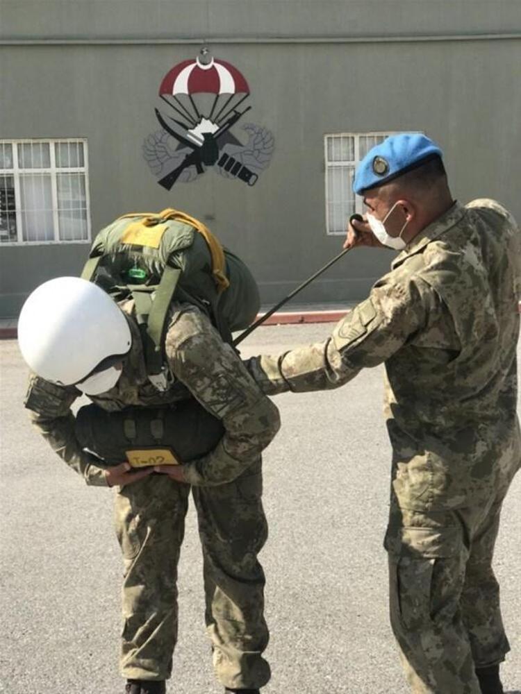 TRTnin haberine göre, 1956 yılında takım seviyesinde kurulan Paraşüt Birliği zamanla tabur seviyesine çıkarıldı. 1962 yılından itibaren de Dağ Komando Okulu bünyesinde askeri paraşütçü yetiştirmeye devam ediyor.