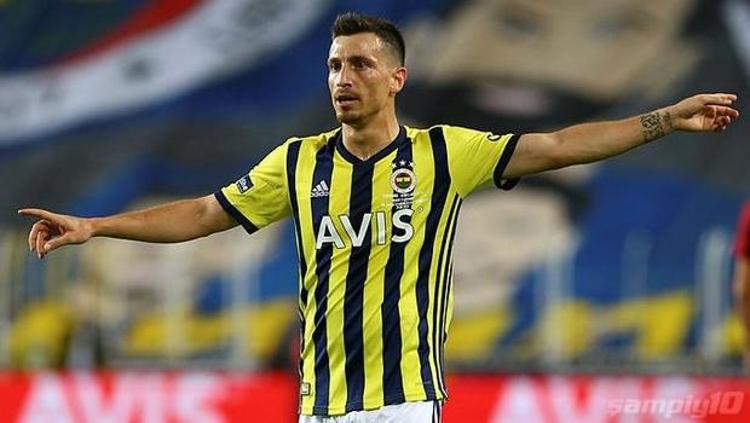 Fenerbahçeye büyük beklentilerle gelen ancak taraftarların istediği performansı sahaya yansıtamayan 1.74 boyundaki orta saha, geçtiğimiz sezon 38 maçta, 4 gol, 2 asist kaydetti..