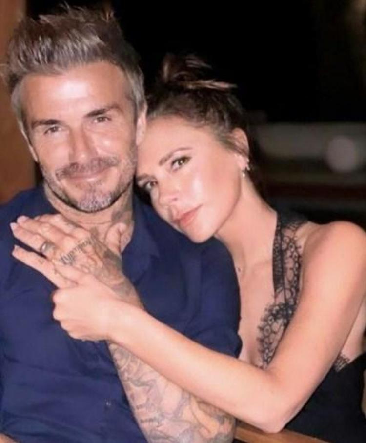 Victoria Beckham eşi David Beckhamın poposunu sergiledi sosyal medya sallandı