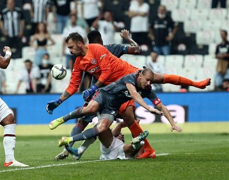 Süper Lig kulüpleri 2021-2022 sezonunda en fazla 14 yabancı uyruklu futbolcuyu tescil ettirerek A Takım listesi ile müsabaka isim listesinde bulundurabilecek. Bu futbolculardan en fazla 8 futbolcuya aynı anda sahada yer alabilecek.