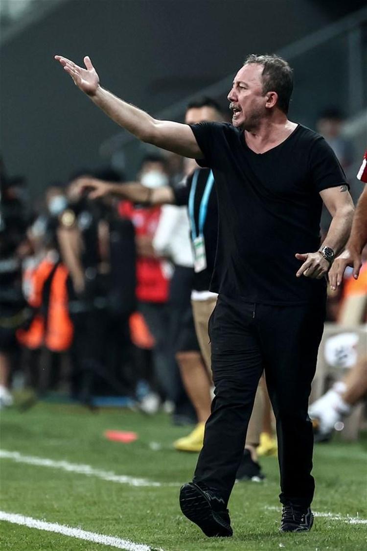 Sezon başında yeni yabancı kuralını duyuran TFF, sahada maksimum 8 yabancı futbolcu bulunabileceğini ve en az da 3 Türk futbolcunun ilk 11de yer alacağını belirlemişti.