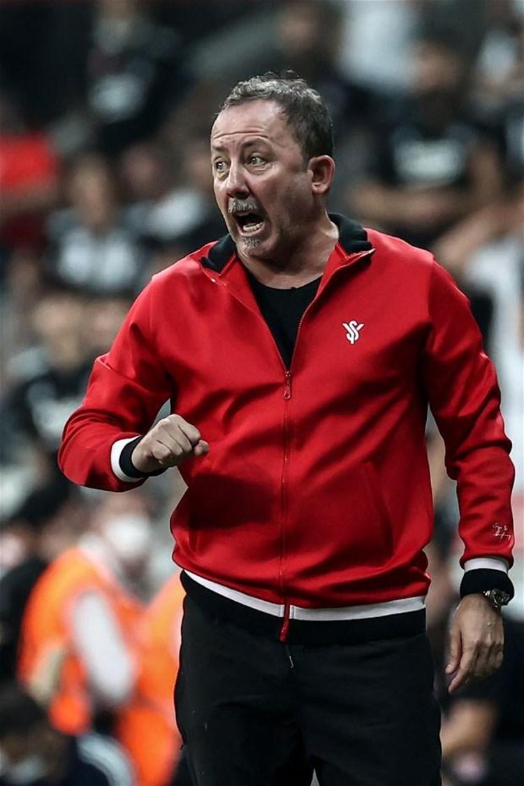 Türkiye Futbol Federasyonunun belirlediği kurala göre, sahada 3 Türk futbolcu olma zorunluluğu bulunmuyordu.