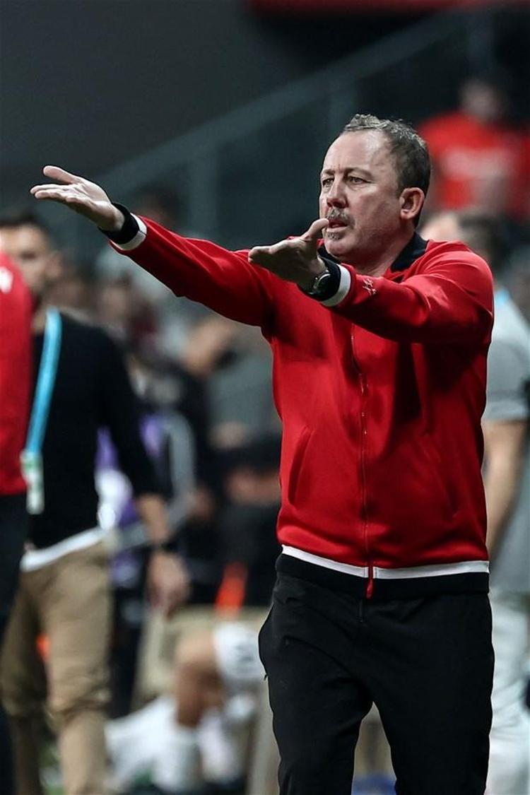 Başarılı teknik adam, sahanın en iyilerinden olan Alex Teixeirayı kenara aldı ve oyuna Necip Uysalı dahil etti ve sahadaki Türk futbolcu sayısını yeniden 3e yükseltti ancak...