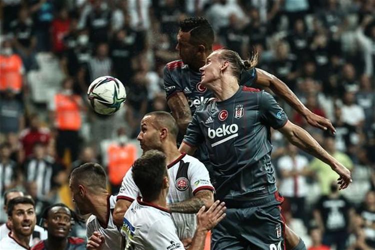 Beşiktaş - Fatih Karagümrük maçında Yabancı kuralı yanlışlığı ve Sergen Yalçından hakeme tepki