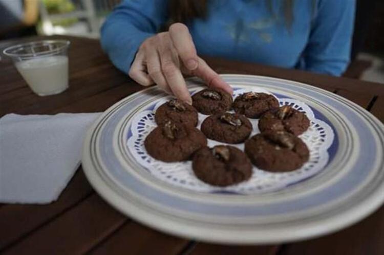Ağustos böceğinin görüldüğü eyaletlerden Marylandde bir şekerleme şirketi, bu böcekleri çikolatayla kaplayarak satıyor.