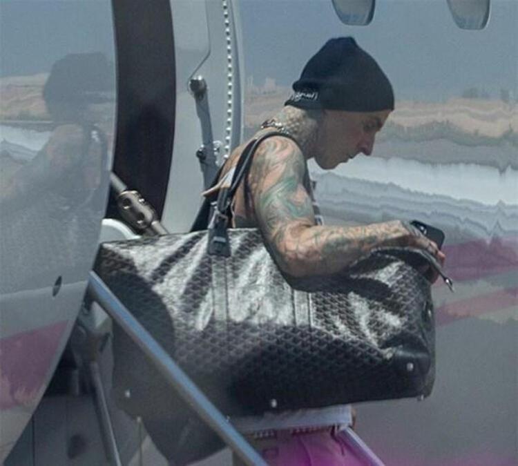 Yaşanan o olaydan sonra birdaha uçak yolcuğulu yapmayan Blink 182 grubunun bateristi olan 45 yaşındaki müzisyeni, bir süredir aşk yaşadığı Kourtney Kardashian ikna etti.