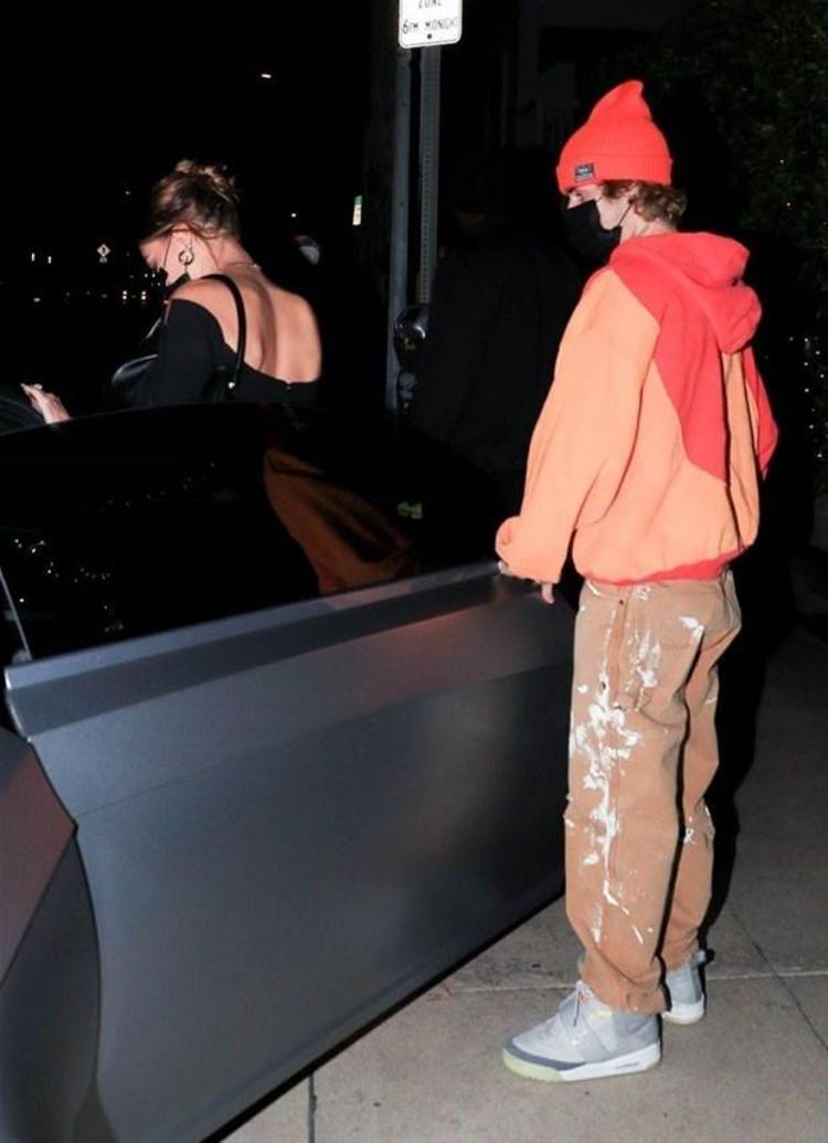 Kanadalı şarkıcı Justin Bieber ile model eşi Hailey Baldwin servet değerindeki lüks otomobilleriyle görüntülendi. Çevredekilerin ilgi odağı olduğu ikili ve özel tasarım otomobilin değerinin yaklaşık 75 milyon lira olduğunu öne sürüldü.