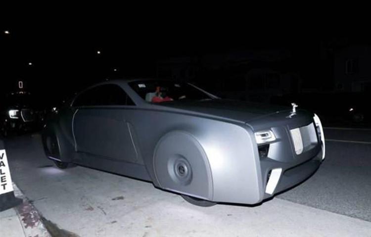 Muhabirlerin adım adım takip ettiği ünlü çift kadar ikilinin servet değerindeki otomobili de dikkat çekti.
