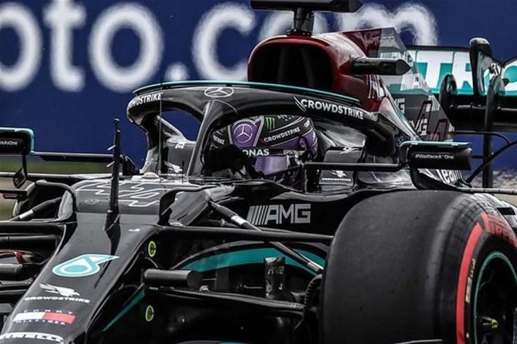 Formula 1de son şampiyon Mercedesin antrenman seansı pek de verimli geçmezken Lewis Hamilton ve Valteri Bottasın tur sonuçları esprili şekilde paylaşıldı.