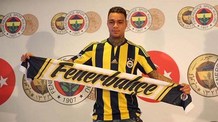 Gregory Van der Wiel, 2016-2017 sezonu başında Fransa Ligue 1 ekibi Paris Saint Germainden bedelsiz olarak Fenerbahçeye transfer olmuştu. Tecrübeli futbolcu forma giydiği dönemde bir türlü istenilen performansı gösteremedi.
