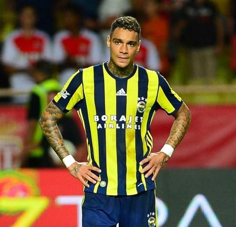 Van der Wiel, Fenerbahçede forma giydiği bin 485 dakikada 1 asist katkısı sağladı.