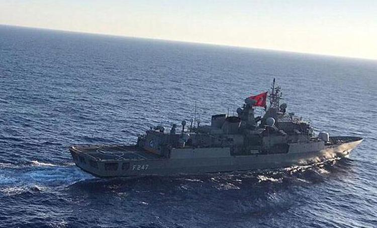 Yunanistan ve Rum Kesimi Doğu Akdenizde tansiyonu yükseltmeye devam ediyor. Malta bayraklı araştırma gemisi Nautical Geonun Kıbrıs açıklarında Türk sahasını ihlal etmesi üzerine bölgede tansiyon yükseldi. Türkiyenin derhal fırkateyn göndererek gemiyi uzaklaştırmasının etkileri sürüyor. Yunan medyası ise zeminsiz iddialarla Türkiyeyi suçlamaya son vermiyor.