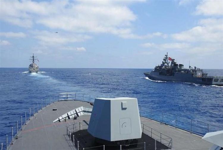 Malta bayraklı Nautical Geo araştırma gemisinin Türkiyenin sahasına girerek fitilini yaktığı gerginliğin etkileri sürüyor. Yunan Tanea gazetesi, Türkiyenin kışkırtıcı açıklamalar yaptığını ileri sürdü.
