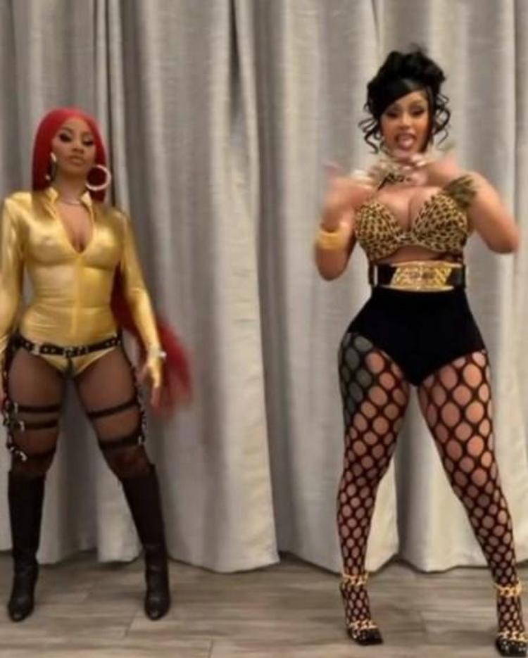 Cardi Bnin müstehcen doğum günü partisi Herkes kalça dansı yaptı...
