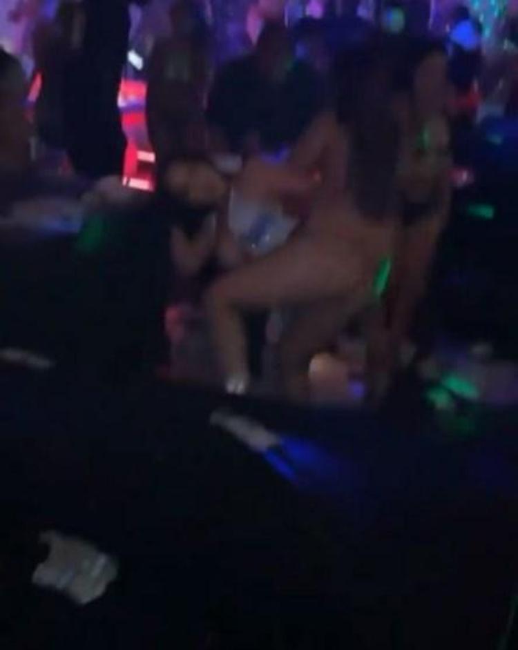 Cardi Bnin müstehcen doğum günü partisi Herkes kalça dansı yaptı...