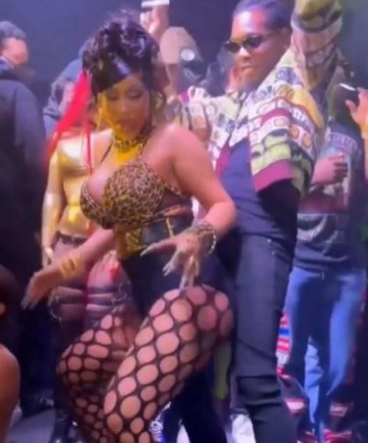 Cardi Bnin müstehcen doğum günü partisi Herkes kalça dansı yaptı...