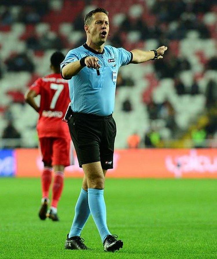Metin Bey, MHKdeki görevinden para alıyor. Şimdiye kadar çoktan istifa etmesi gerekirdi. Türkiyedeki hakemleri bir türlü düzeltemiyoruz diyorsunuz. Düzeltemezsiniz kardeşim