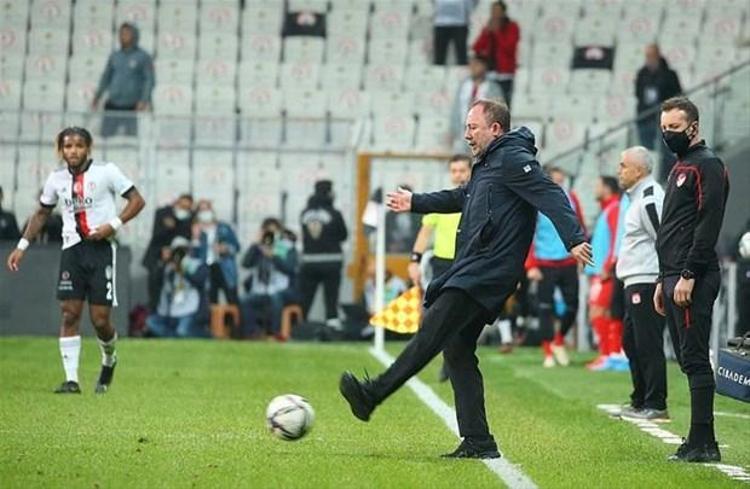 Şimdi kulüpler hakem kellesi istiyorlar. 3 yıl önce Galatasaray-Konya maçında Yusuf Namoğlu komitesi, göstere göstere hata değil, kasıtlı karar veren iki hakem Hüseyin Göçek ile Halis Özkahyanın işini bitirse, onlara o sezon maç vermese, bugün bunları yaşamayacaktık.
