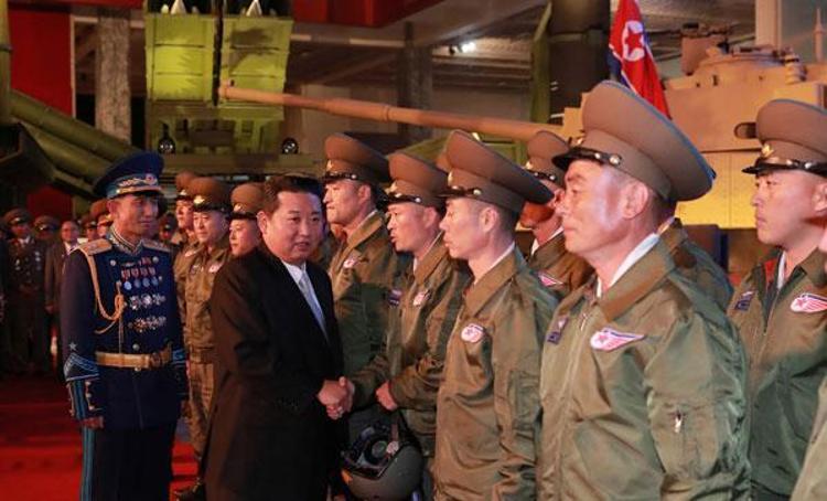 Kore yarımadasının nükleer gücü Kuzey Korenin başkenti Pyongyangda düzenlenen gösterilerde gözler her ne kadar ateşli silahlarda olsa da, Kimin bizzat izlediği bir başka gösteri dikkatlerden kaçmadı.