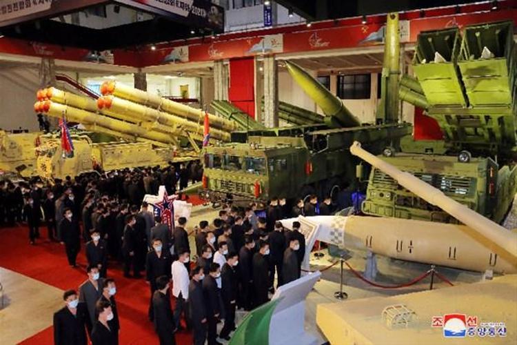 Kuzey Korenin başkenti Pyongyangda düzenlenen 2021 Meşru Müdafaa Sergisinde, aralarında kıtalararası balistik füzelerin de bulunduğu ürkütücü Kuzey Kore silahları dünyaya gösterildi. Kuzey Korenin ürettiği en büyük füzeyi arkasına alarak konuşma yapan Kim Jong-un, ABDnin yürüttüğü düşmanca politikayla yüzleşmek için silah geliştirmeye devam edeceklerini duyurdu.