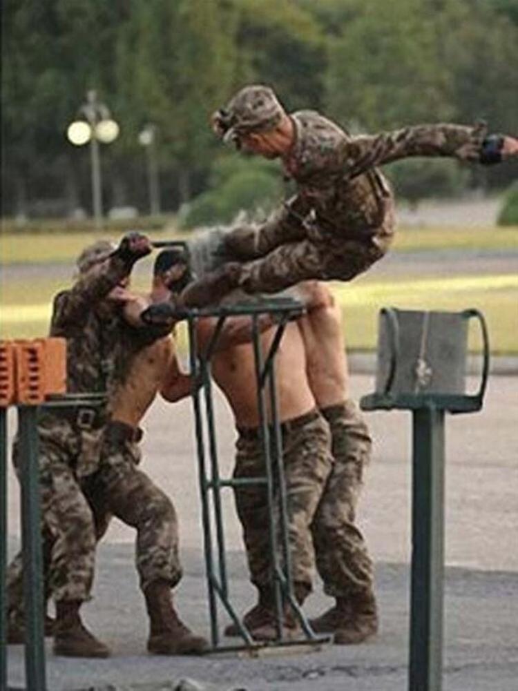 Bir kez daha söylüyorum ki, askeri güçlerimizin savaşması gereken ülke Güney Kore değil diyen Kuzey Kore lideri şunları söyledi: Elbette, Güney Kore yüzünden savunma kabiliyetimizi güçlendirmiyoruz. Birbirlerine karşı güç kullanan yurttaşların korkunç tarihini tekrarlamamalıyız.”